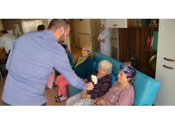 Yaşlı Bakım Merkezini Ziyaret Ettik